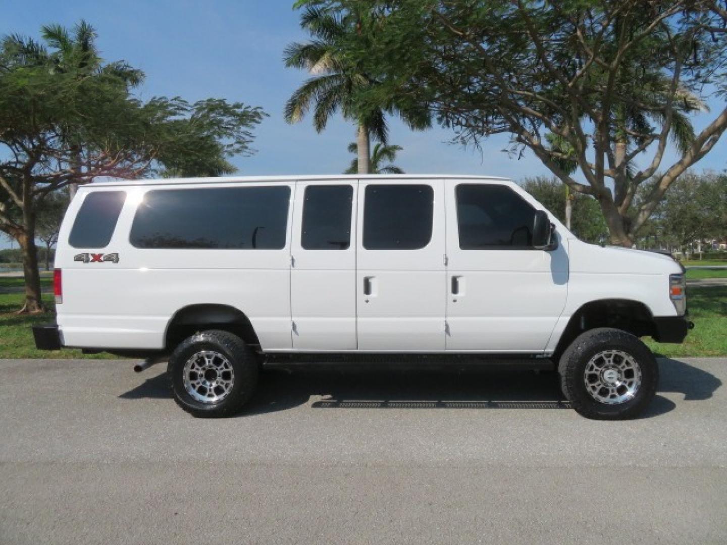 2014 White /GRAY Ford E-Series Wagon XLT (1FBSS3BL6ED) , AUTOMATIC transmission, located at 4301 Oak Circle #19, Boca Raton, FL, 33431, (954) 561-2499, 26.388861, -80.084038 - Photo#6